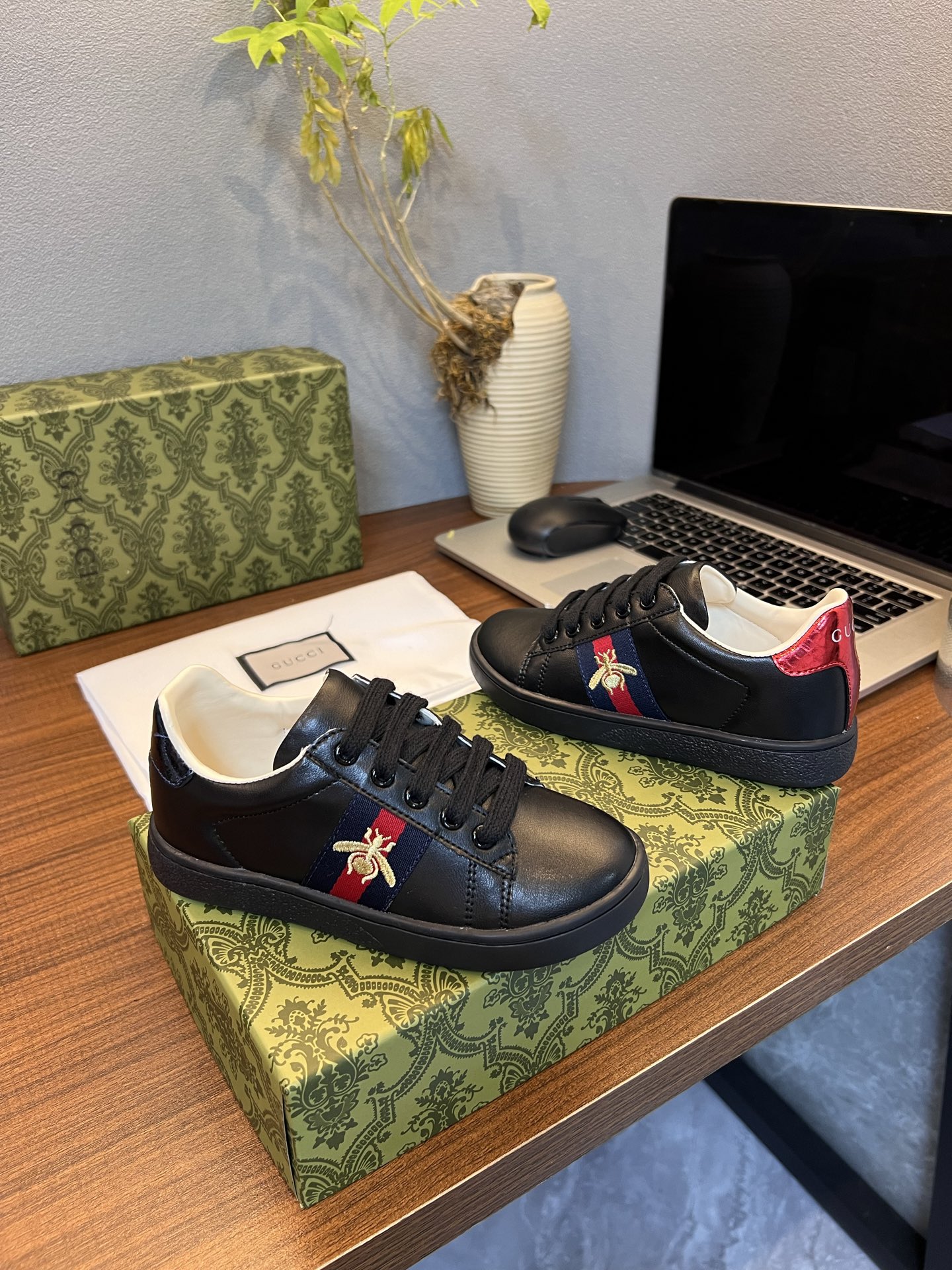 Children's shoes child